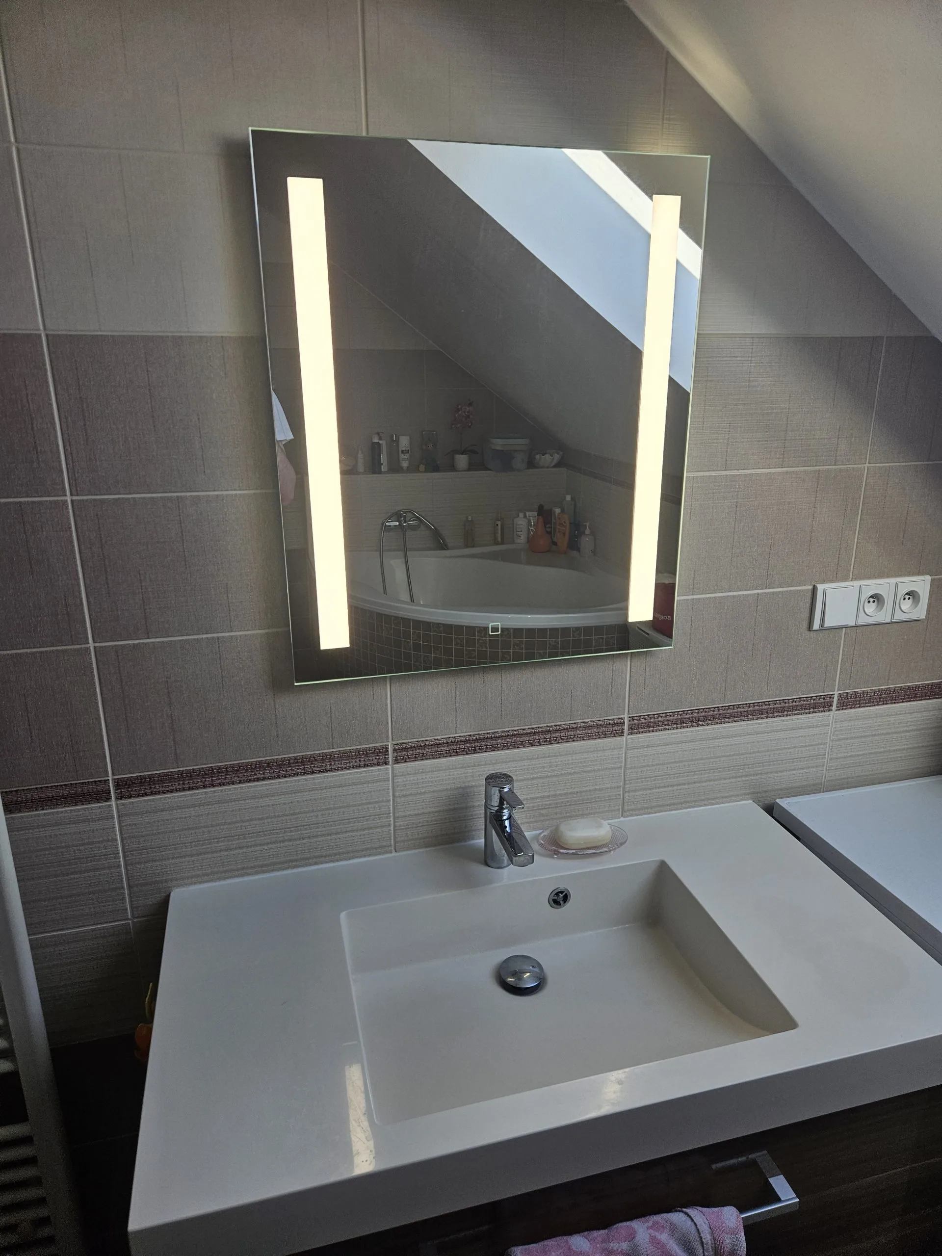 Přivrtání zrcadla